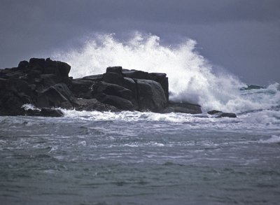 Wave meets rocks by Geophoto