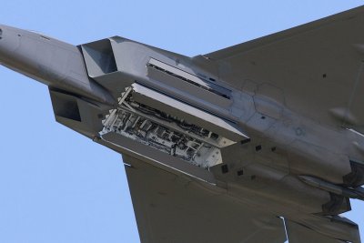 F22A  Raptor with weapon pods open