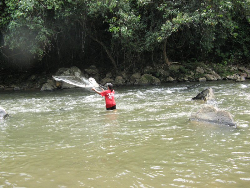 Philip trying to jala ikan Semah before the rapid