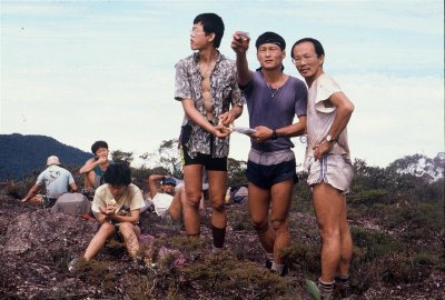 Yap Boh Yeong and Leong discussing the ridge adjoining.