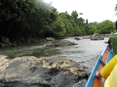 have intense moment here as the perahu chge direction. The correct way  thru 2 boulders just enuf for the boat to go thru