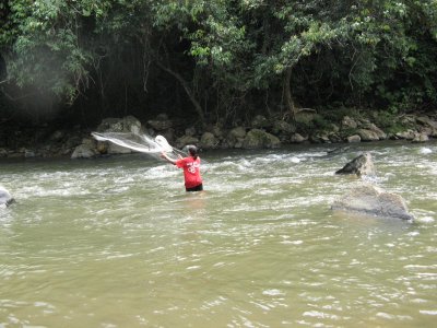Philip trying to jala ikan Semah before the rapid