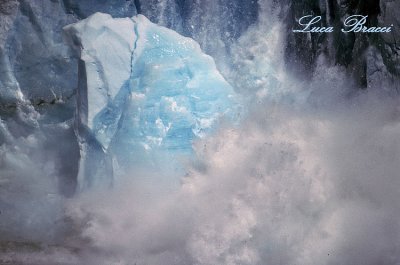 Birth-of-an-iceberg.Glaciar Perito Moreno ARG