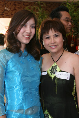 Chị Nga Nguyễn (Phai qua)