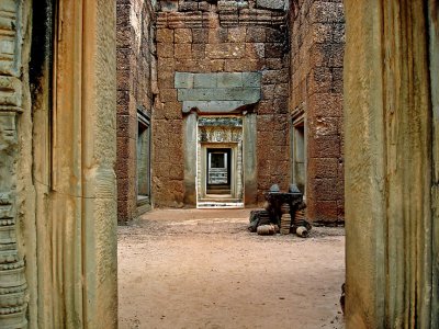 Hall to central sanctuary