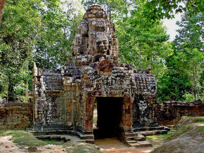 Ta Som, entry tower (gopura) in enclosure wall