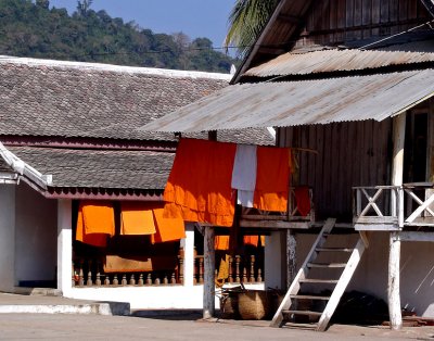 Wat Xieng Mouane, monks' robes drying
