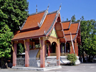 Wat Saen, two out buildings