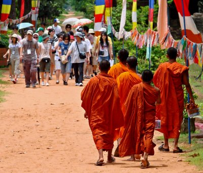 Bakong, monks leaving, tourists arriving