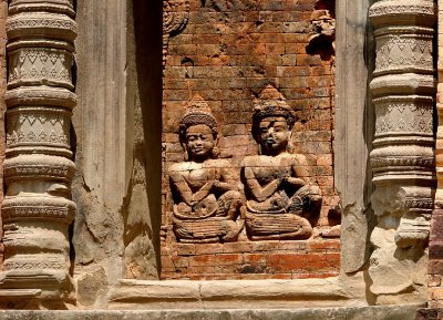 Prasat Kravan, bas relief of two figures