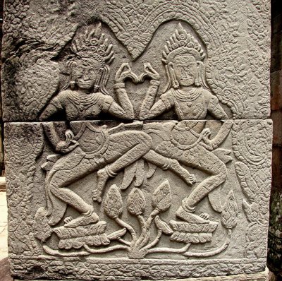 Banteay Kdei, pair of apsara (dancing divinities)