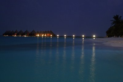 Waterbungalows at night
