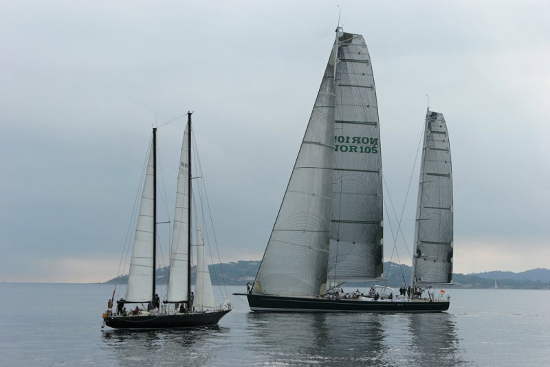 Pen Duick III et le Wally 100 Nariida aux Voiles de Saint-Tropez 2006