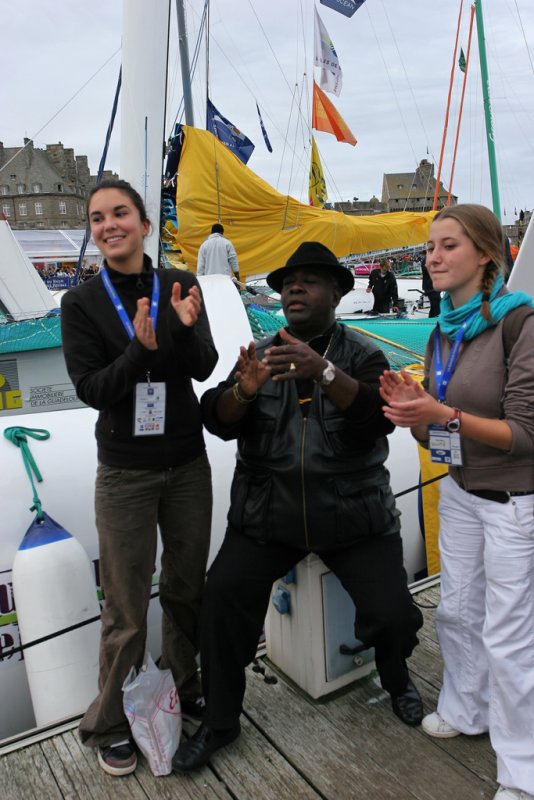 Daniel Dimba, chanteur d'un groupe antillais enregistre un clip sur un ponton