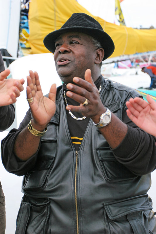 Daniel Dimba, chanteur d'un groupe antillais enregistre un clip sur un ponton