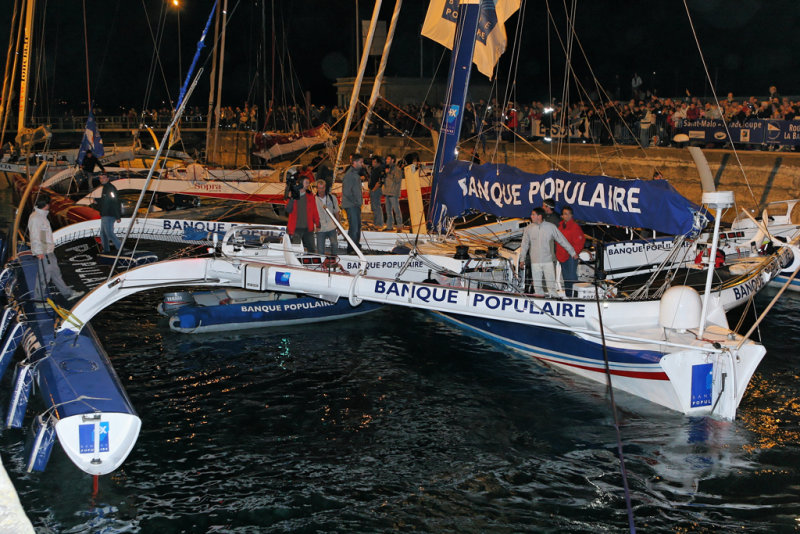 A partir de 20h20, les trimarans ORMA ont passé l'écluse de la Naye