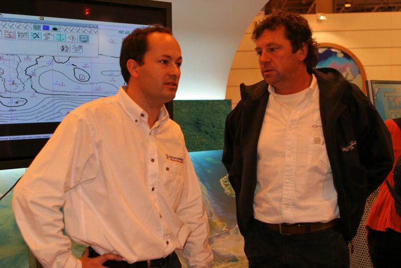 Sur la droite Lionel Lemonchois, skipper du trimaran ORMA Gitana 11 vainqueur de la Route du Rhum 2006