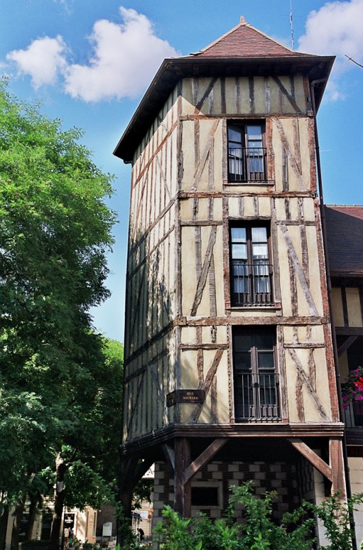 Dcouverte des vieux quartiers de la ville de Troyes avec leurs maisons  colombages