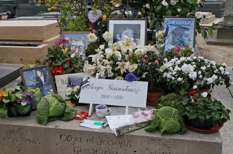 Dans le cimetire de Montparnasse - La tombe de Serge Gainsbourg