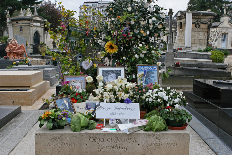 Dans le cimetire de Montparnasse - La tombe de Serge Gainsbourg