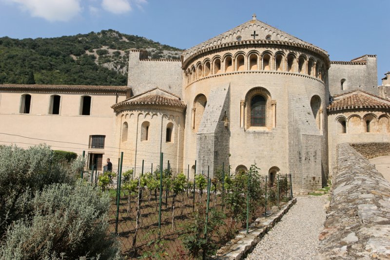 Visite de Saint-Guilhem le Dsert, un village class dans la liste des plus beaux villages de France