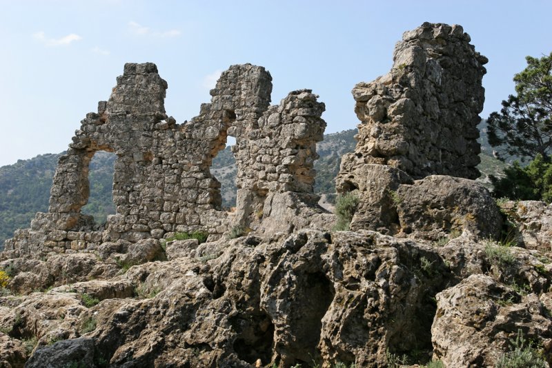 Monte aux ruines du chateau qui se trouvent au-dessus du village de Saint-Guilhem le Dsert
