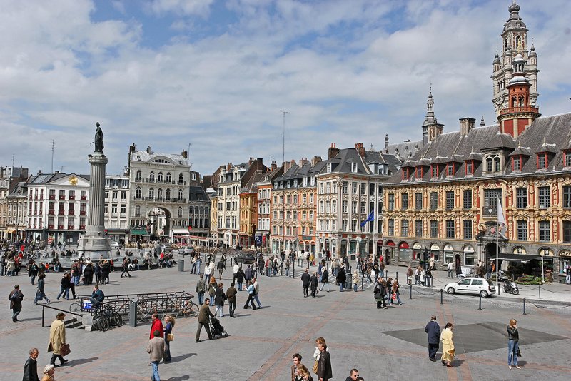 Visite de la ville de Lille - Vue sur la place et sur la droite le beffroi