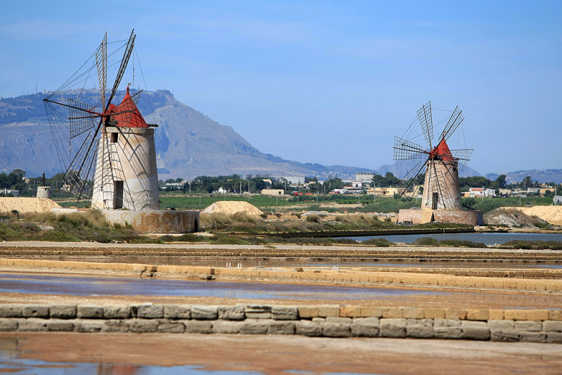 Trapani - Les moulins  vent permettant dalimenter les marais salants en eau de mer