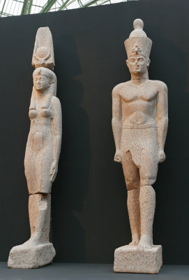 Statues colossales d'un couple royal, d'une hauteur de 5 mètres