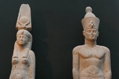 Statues colossales d'un couple royal, d'une hauteur de 5 mètres