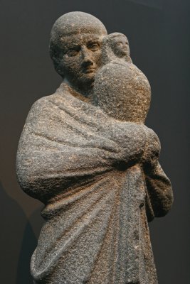 Statue d'un prêtre portant Osiris
