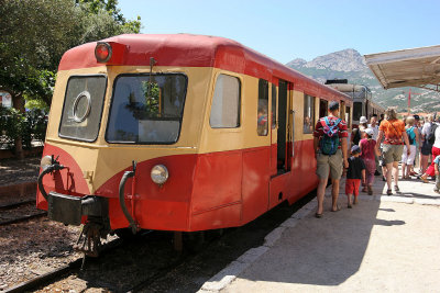 Arrive  la gare de Calvi du petit train qui va de l'Ile Rousse  Calvi