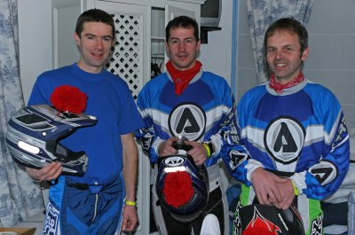 3 pilotes se préparent le matin de l'Enduropale 2007