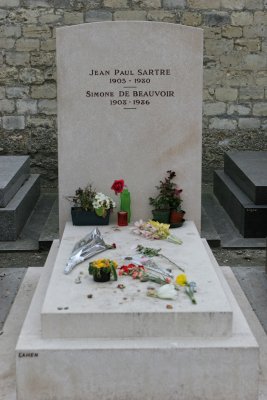 Dans le cimetire de Montparnasse - Tombe de Jen-Paul Sartre et Simone de Beauvoir