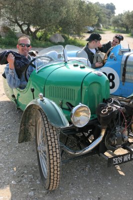 Deux voitures anciennes, l'une  3 roues date de 1930, et l'autre de 1933