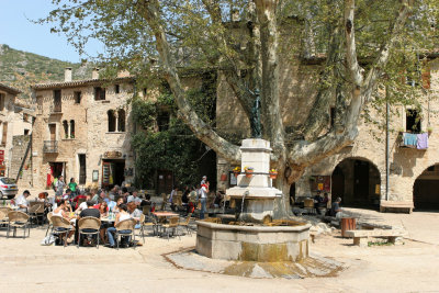 Visite de Saint-Guilhem le Désert, un village classé dans la liste des plus beaux villages de France