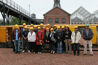 Visite de la mine de charbon Delloye à Lewarde - Le groupe pose avec les casques