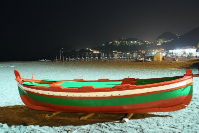 La côte près de Taormine la nuit