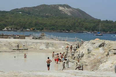 Sources d'eaux chaudes souffres sur l'le de Volcano