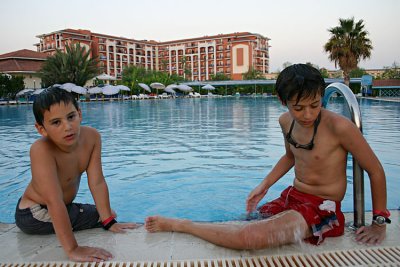 ים ובריכה ב-Majesty Hotel