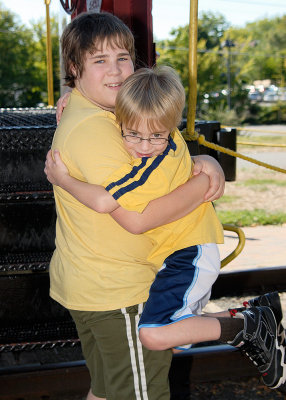 Colin & Luke hugging 4364