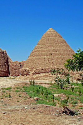 Mud-brick Safavid ice house