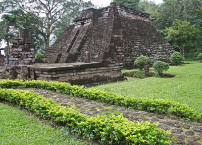 Mayan-like pyramid, Candi Sukuh