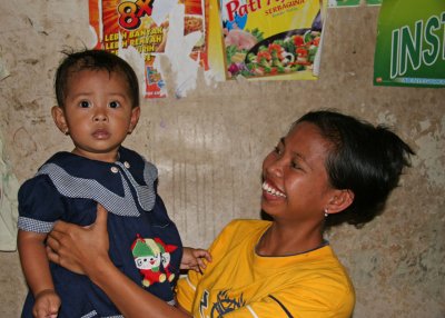 Muntilan market, proud mother with child