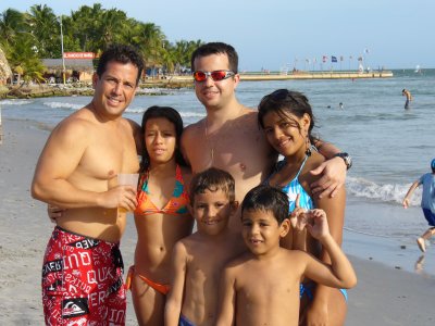 La Familia en la Playa.JPG