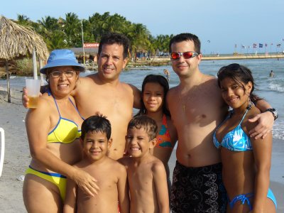 Mas Familia en la Playa.JPG