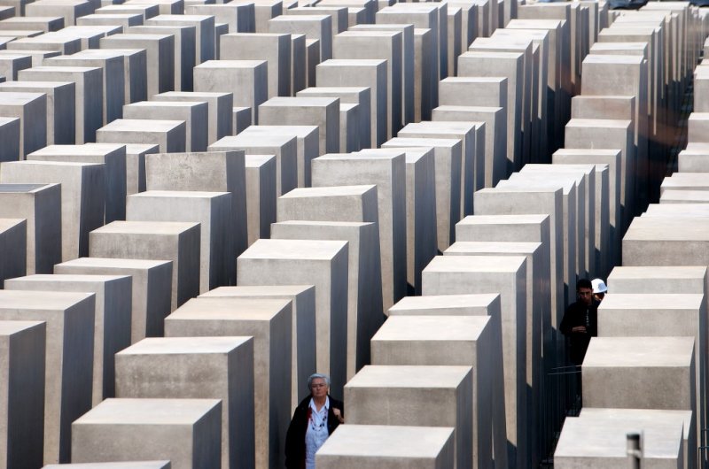 From Holocaust Denkmal