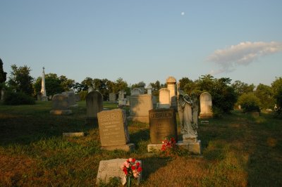 Mnen over Georgetown cemetary