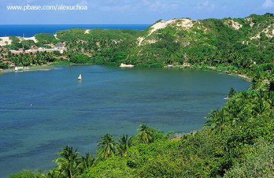 Lagoa da praia do Iguape com do morro do careca ao fundo