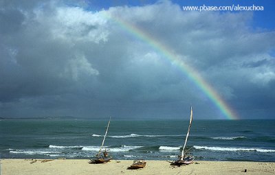arco iris e jangadas na praia do Iguape